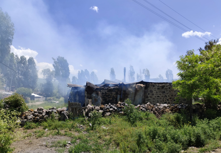 Kars'ta bir ev ile 3 ahır ve samanlıkta yangın çıktı