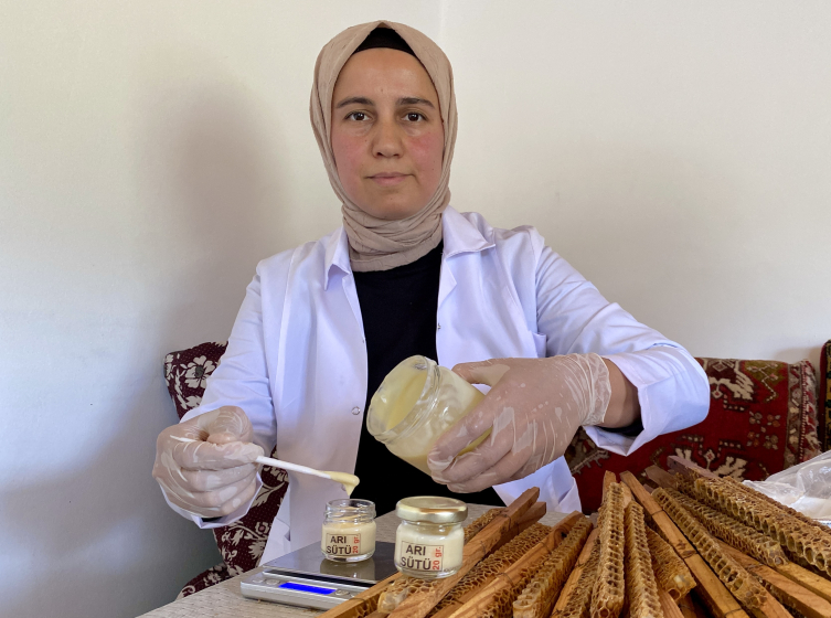 Kervansaray Dağları eteğinde arıcılık yapan kadın girişimci arı sütü üretimini artırdı