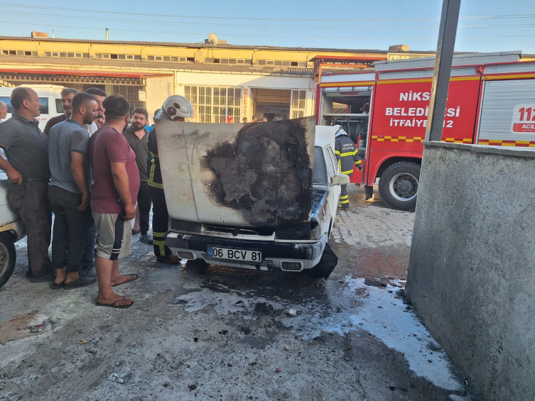 Tokat’ta iki otomobilde çıkan yangında hasar oluştu