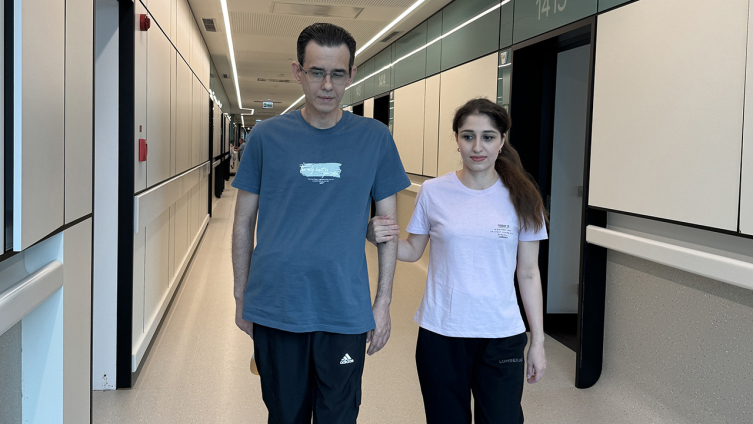 Özbek hasta, Türkiye'de hayata tutundu