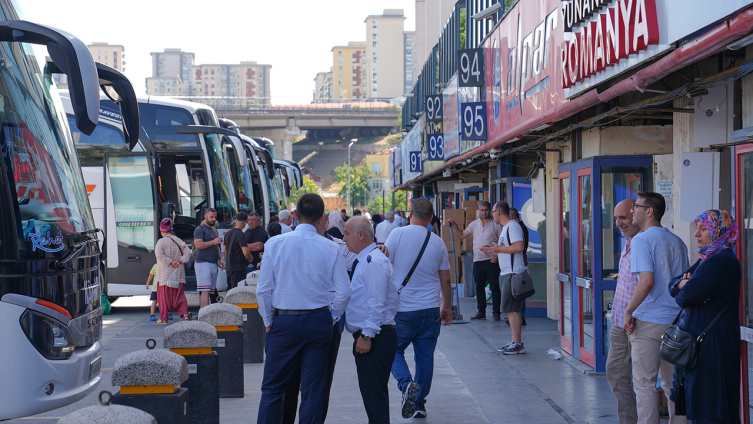 Otogarlarda bayram tatili dönüşü yoğunluğu