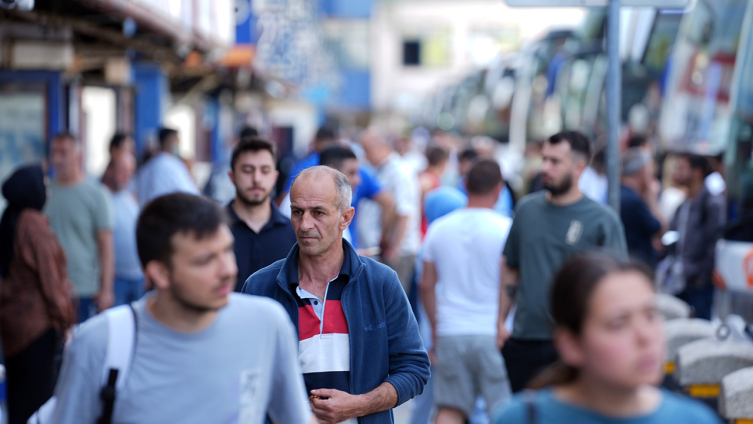 Otogarlarda bayram tatili dönüşü yoğunluğu