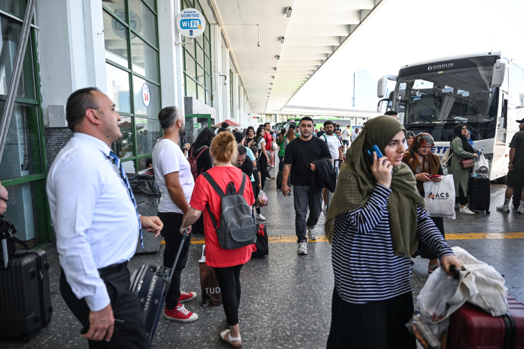 Otogarlarda bayram tatili dönüşü yoğunluğu