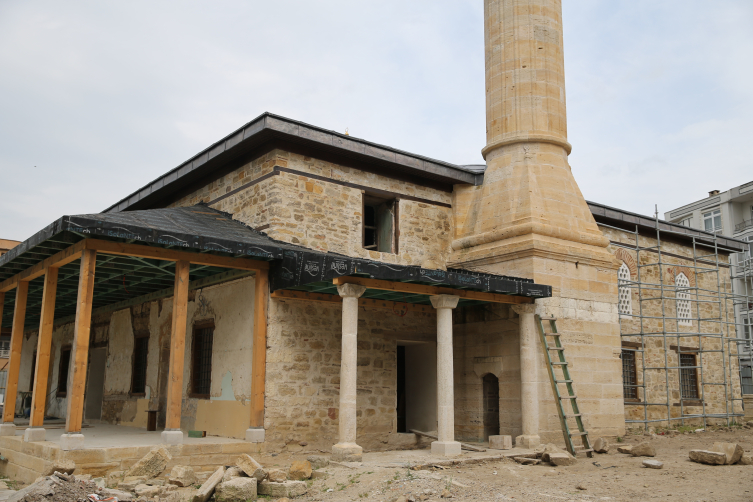 Tarihi Muradiye Camii'nin temel ve duvarları güçlendirildi