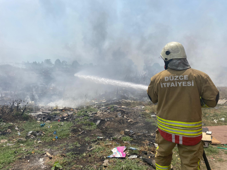 Düzce'de çöplük alanda çıkan yangın buğday ve mısır tarlalarına sıçradı