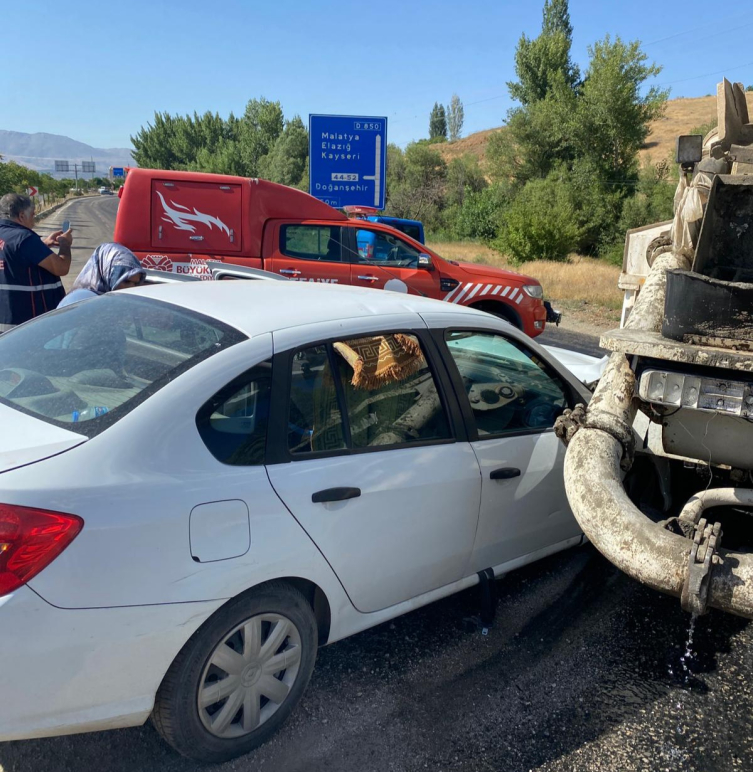 Malatya'da beton pompası aracına çarpan otomobildeki 5 kişi yaralandı