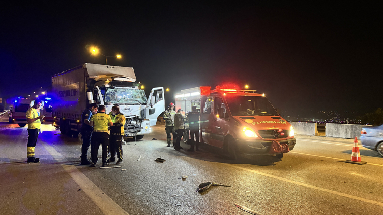 Tırla çarpışan kamyonun sürücüsü aracında sıkıştı