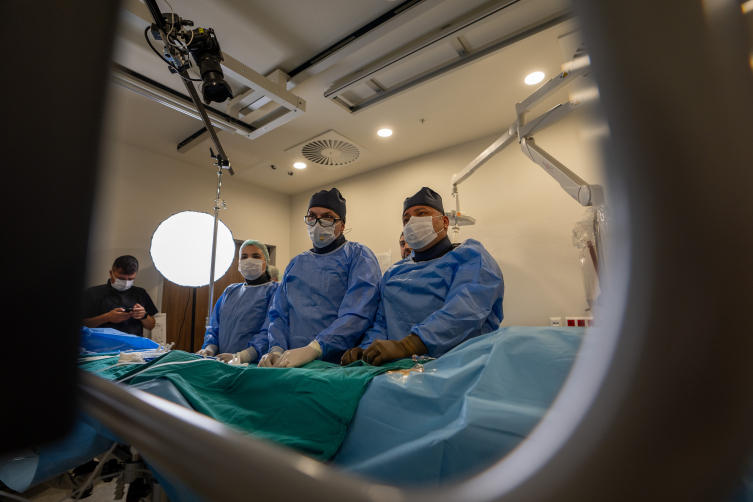 Ankara'daki beyin cerrahi operasyonunu Mısırlı hekimler canlı yayında izledi