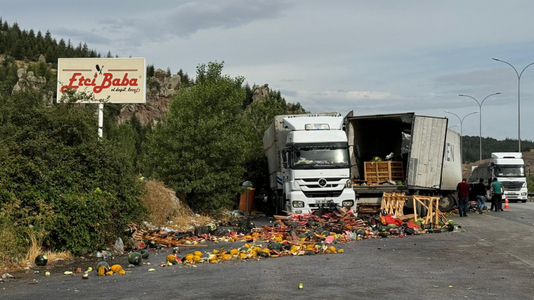 Afyonkarahisar'da yolcu otobüsü ile tır çarpıştı: 14 yaralı