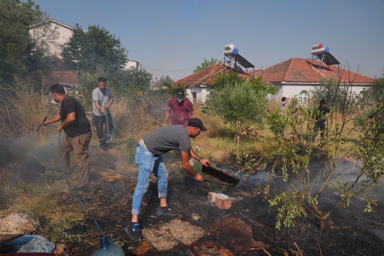 İzmir'de çıkan yangınlara müdahale ediliyor