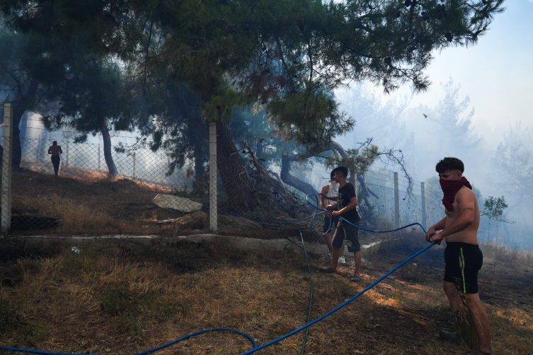 İzmir'de çıkan yangınlara müdahale ediliyor