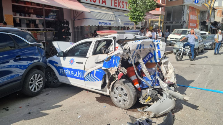 Çorum'da zincirleme kaza:  2'si polis, 3 kişi yaralandı