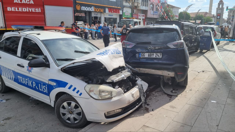 Çorum'da zincirleme kaza:  2'si polis, 3 kişi yaralandı