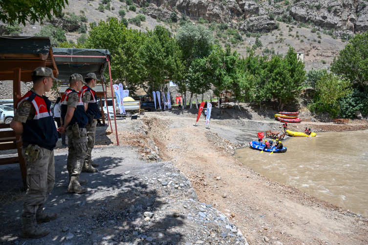 Çukurca'daki festivalde rafting ve off-road heyecanı