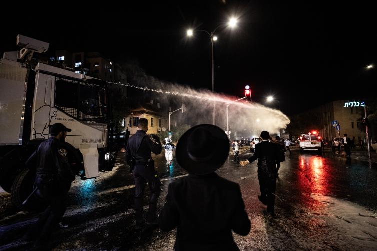 Ultra Ortodoks Yahudiler, zorunlu askerliğe karşı protestoda İsrail polisi ile çatıştı