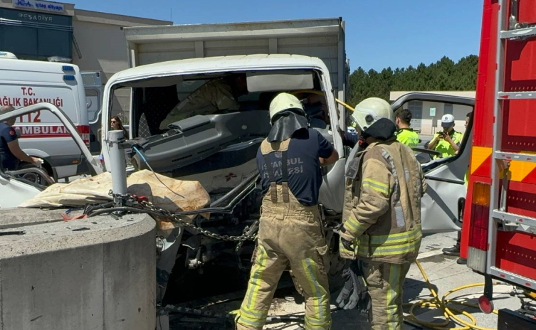 Çekmeköy gişelerde beton bariyere çarpan kamyonetteki 3 kişi yaralandı