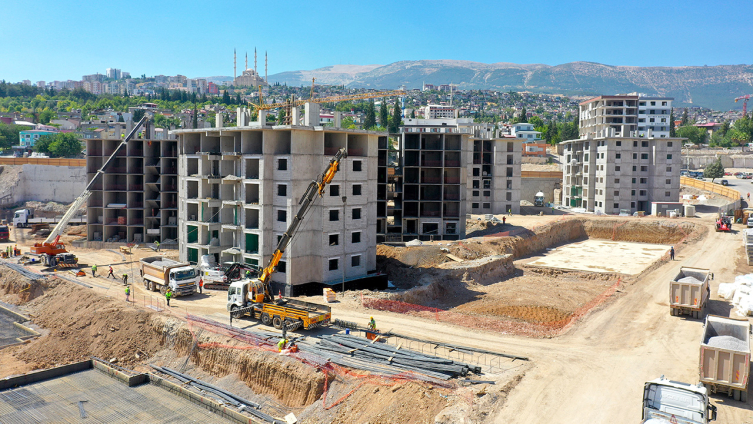 "Kahramanmaraş'ın kalbi"ndeki TOKİ konutları hızla yükseliyor