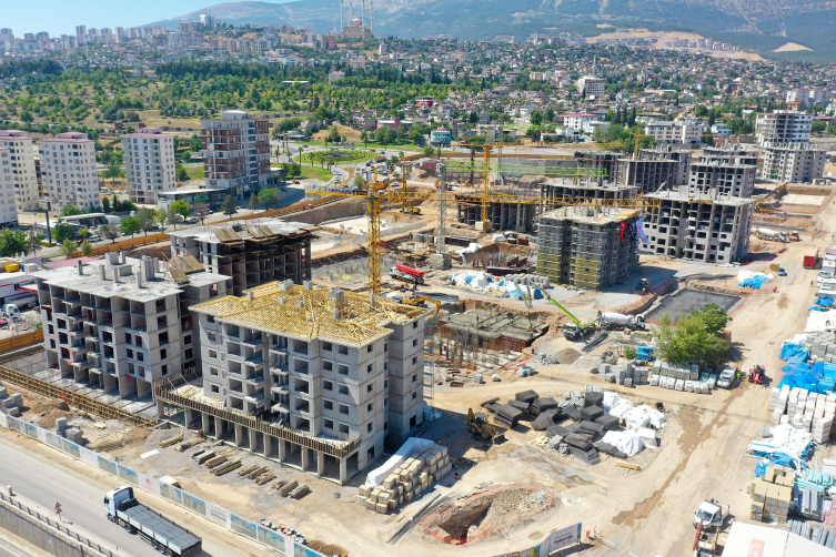 "Kahramanmaraş'ın kalbi"ndeki TOKİ konutları hızla yükseliyor