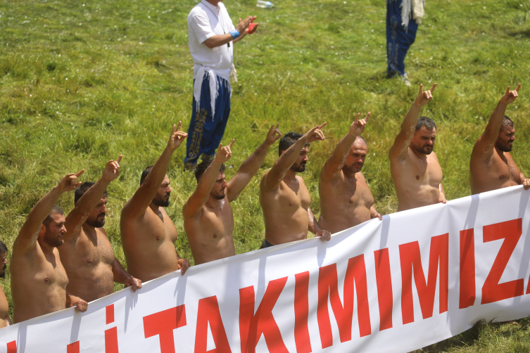 Başpehlivanlardan er meydanında "Bozkurt" işareti