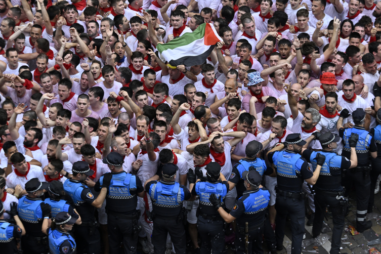 İnsanlar kaçtı, boğalar kovaladı: İspanya'nın ünlü festivali San Fermin başladı