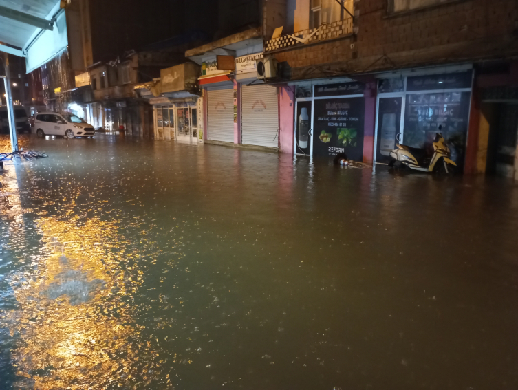 Samsun'da sağanak su baskınına yol açtı