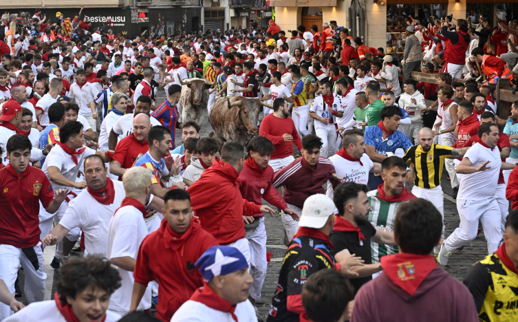 İnsanlar kaçtı, boğalar kovaladı: İspanya'nın ünlü festivali San Fermin başladı