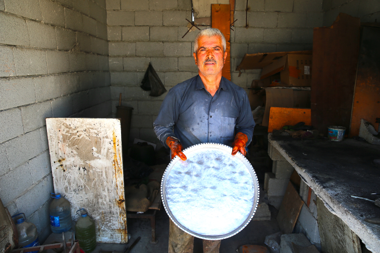 Dede mesleği kalaycılığı sürdürebilmek için kendi çabasıyla iş yeri inşa etti