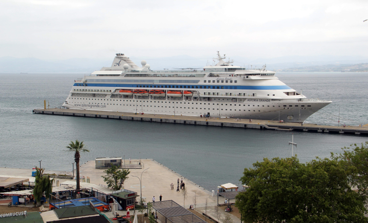 'Astoria Grande' kruvaziyeri 825 yolcusuyla Sinop'ta