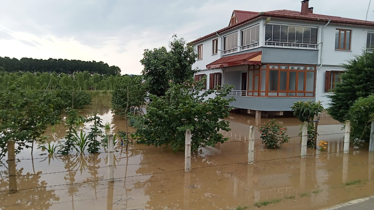 Samsun'u sağanak vurdu: Cadde ve sokaklar göle döndü