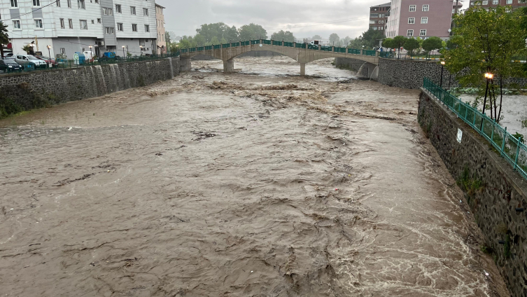 Samsun'u sağanak vurdu: Cadde ve sokaklar göle döndü