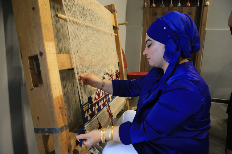 Desenleri anlam taşıyan Sarız kilimleri Kayseri'de sergileniyor