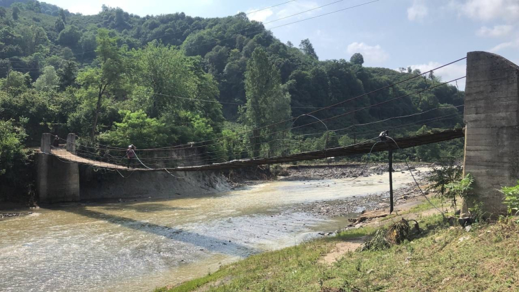 Ordu'da 50 yıllık ahşap köprünün selden yıkılması önlendi