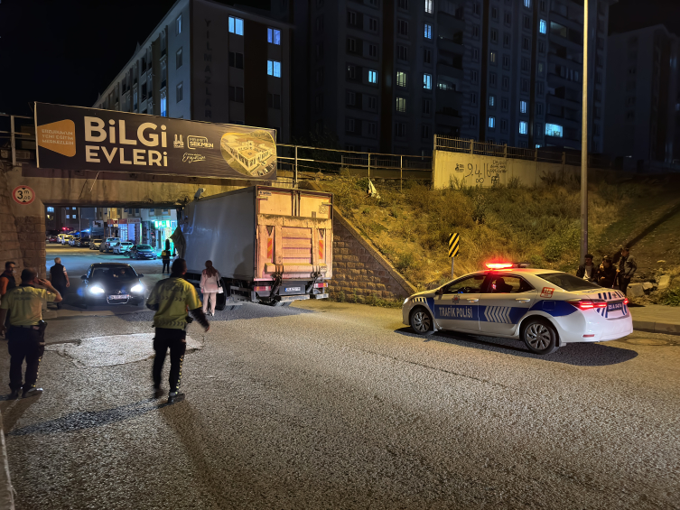 Erzurum'da alt geçitte sıkışan kamyondaki 2 kişi yaralandı