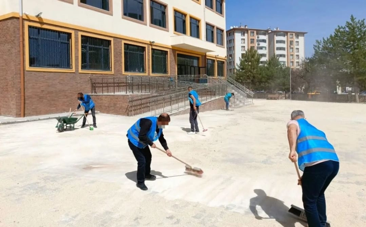 Hükümlüler kamuya yararlı işlerde ücretsiz çalışarak cezalarını tamamlıyor