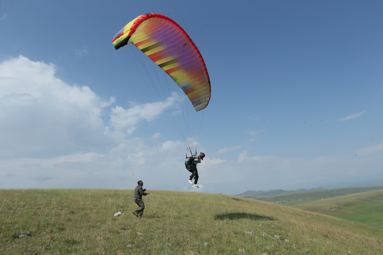 Kars'ın yamaç paraşütü pilotları şehre yeni bir soluk getiriyor