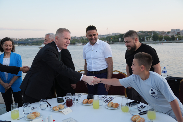 İstanbul Valiliğinden 15 Temmuz şehitlerinin aileleri ve gaziler onuruna yemek