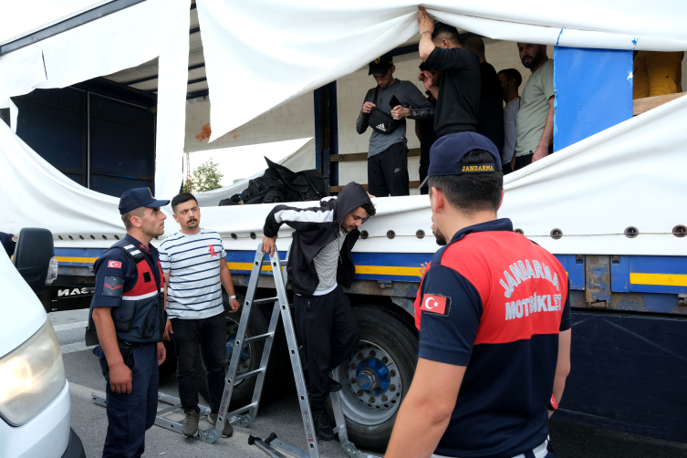 Kırklareli'nde hareket halindeki tırdan atlayan 58 düzensiz göçmen yakalandı