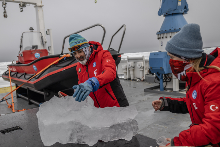 Türk bilim insanları Kuzey Kutbu'ndaki deniz buzu hattına vardı