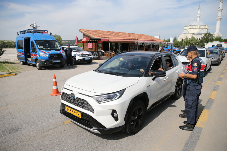 Jandarma yurda giren gurbetçileri ikramlarla karşılıyor