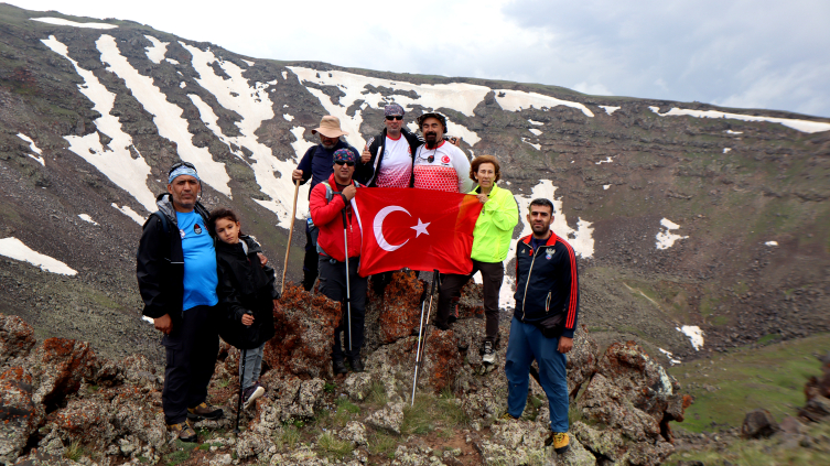 9 yaşındaki Fatma Mina, Ağrı Dağı zirvesinde Türk bayrağı dalgalandırmayı hedefliyor