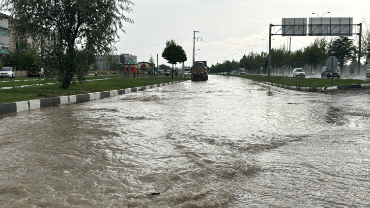 Kütahya'da dolu ve sağanak etkili oldu