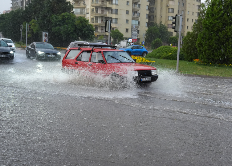 İzmir'de sağanak etkili oldu