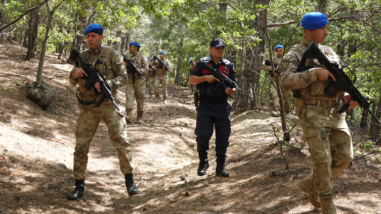 Jandarma komandolar orman yangınlara karşı devriyede