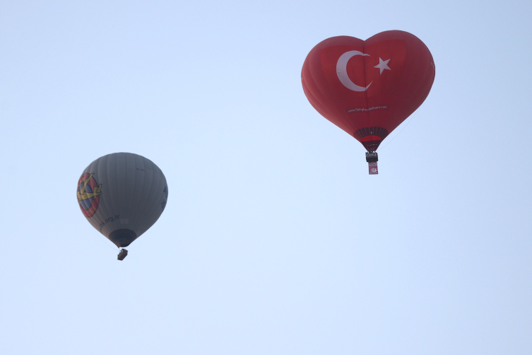 Kapadokya'da sıcak hava balonları Türk bayrakları ile uçtu