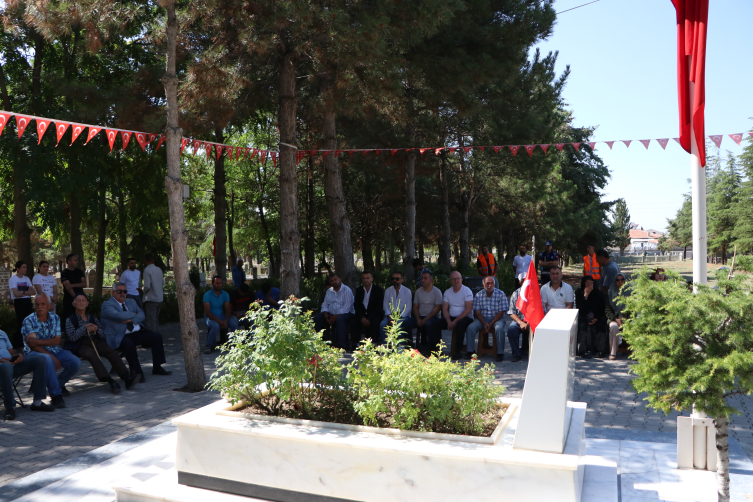 Vatandaşlar 15 Temmuz kahramanı şehit Ömer Halisdemir'in kabrine akın etti