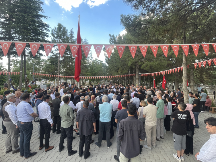 Şehit Ömer Halisdemir'in kabri başında tören düzenlendi