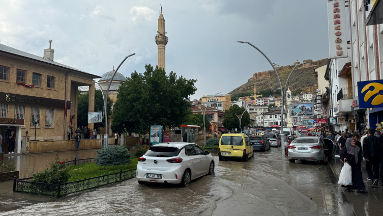 Bayburt'ta sağanak su baskınlarına neden oldu