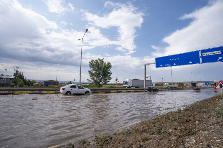 Ankara'da sağanak caddeleri göle çevirdi