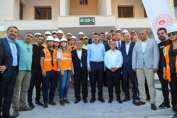 Bakan Kurum, yapımı devam eden deprem konutlarını inceledi