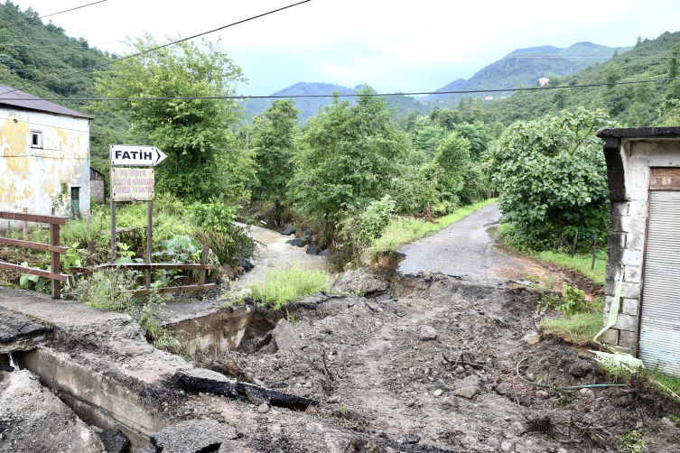 Giresun'da sağanak: Ev yan yattı